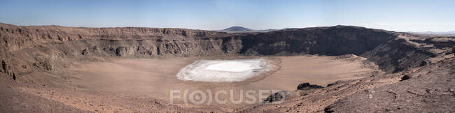 Vista da superfície branca do cristal do fosfato de sódio colocada dentro da cratera maar na luz solar brilhante sob o céu azul — Fotografia de Stock