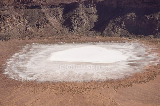 Superficie cristallina di sodio fosfato bianco all'interno del cratere maar alla luce solare — Foto stock
