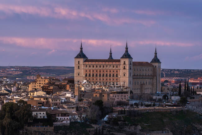Зверху міський пейзаж старого міста з середньовічними будинками і замками під час заходу сонця — стокове фото