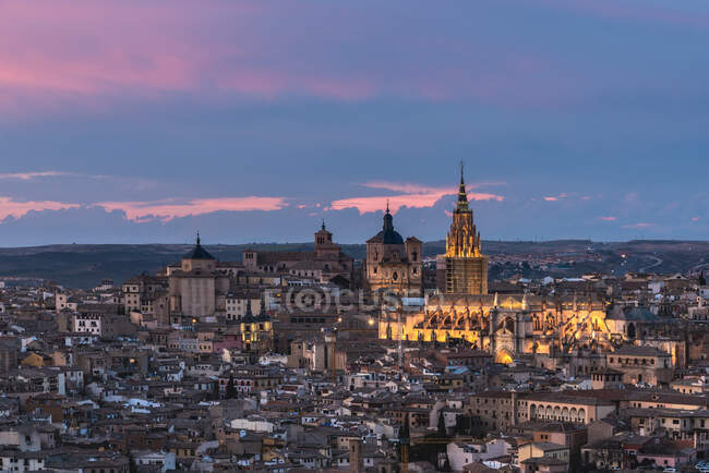 Desde arriba paisaje urbano de la ciudad envejecida con casas medievales y castillos durante la puesta del sol - foto de stock