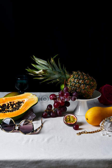 Stillleben mit tropischen Früchten, Edelsteinen und Sonnenbrillen — Stockfoto