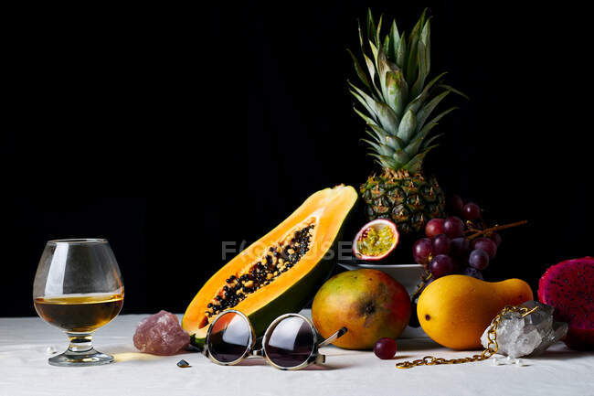 Stillleben mit tropischen Früchten, Edelsteinen und verschiedenen Objekten — Stockfoto