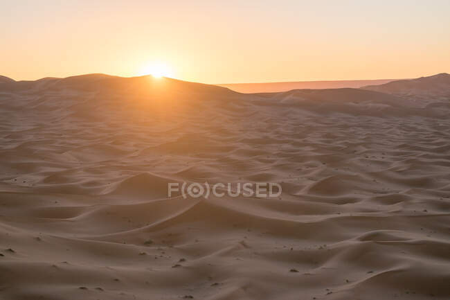 Sunset over desert sand dunes in Morocco — Stock Photo