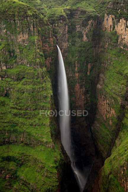 De cima de paisagens de tirar o fôlego de grande Cachoeira Jinbar com fluxo poderoso que flui para baixo ravina rochosa — Fotografia de Stock