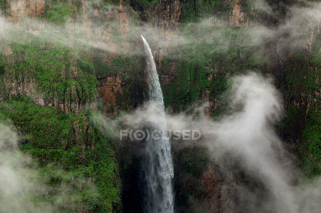 Вид на безпілотник дивовижний пейзаж водоспаду зі швидкою водою, що падає в скелястий каньйон — стокове фото