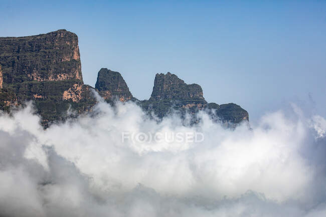 Erstaunlicher Blick auf den Gipfel des Simien-Gebirges, der bei bewölktem Wetter mit Nebel und Wolken bedeckt ist — Stockfoto