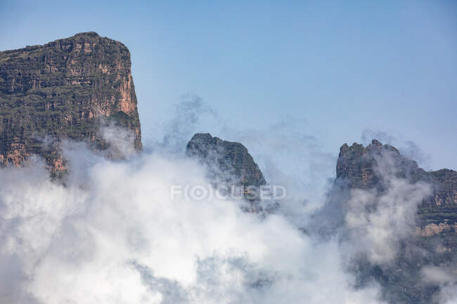Vista incrível de Simien Montanhas pico coberto com nevoeiro e nuvens em tempo nublado — Fotografia de Stock