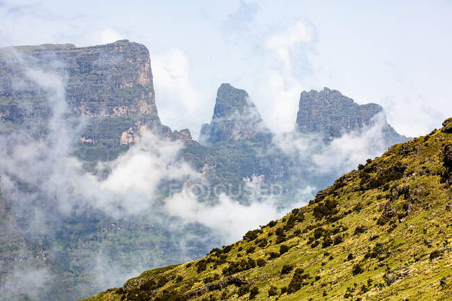 Paysage spectaculaire de collines verdoyantes sur des montagnes rugueuses en Éthiopie — Photo de stock