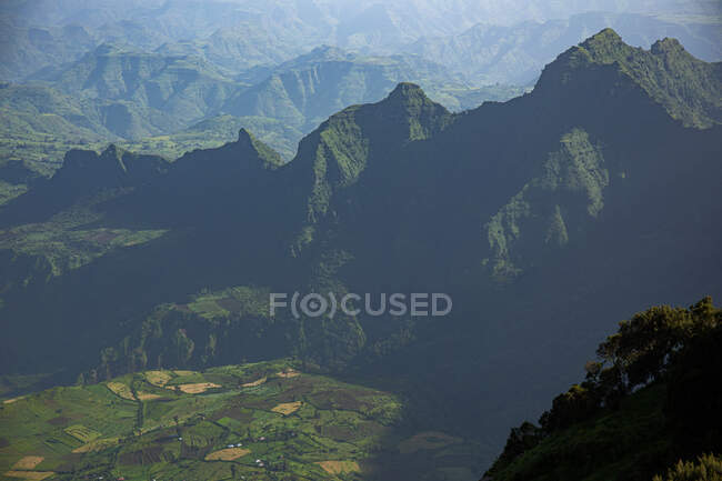 Magnífica vista del dron de las montañas Simien y el verde valle de las tierras altas en un día soleado - foto de stock