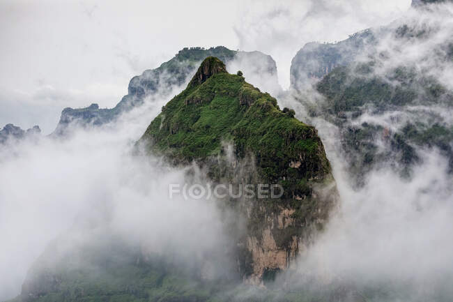 Vista incrível de Simien Montanhas pico coberto com nevoeiro e nuvens em tempo nublado — Fotografia de Stock