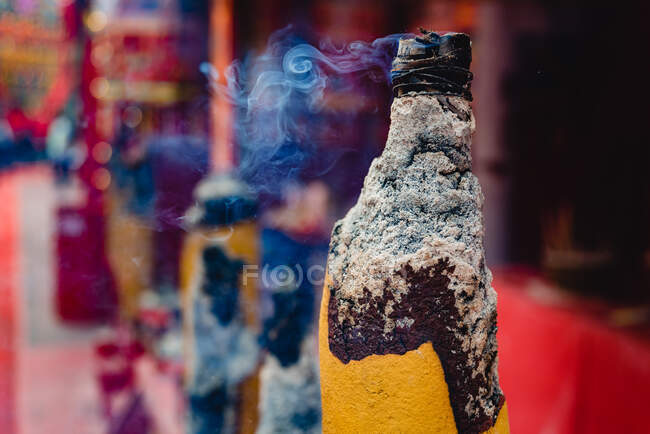 Bastone di incenso giallo colorato che fuma leggermente al di fuori del tempio di Hong Kong — Foto stock