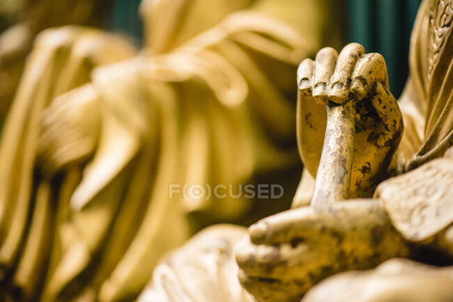 Nahaufnahme der Hände einer Buddha-Statue mit goldener Farbe im Tempel von Hongkong — Stockfoto