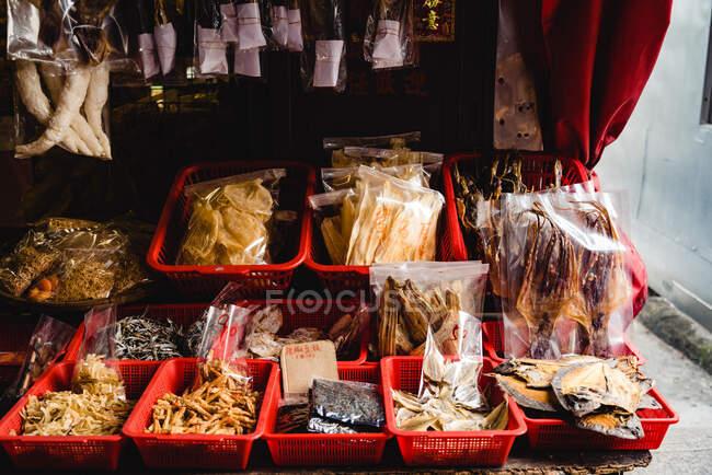 Delizie cinesi in assortimento in vendita sul mercato locale bancarella in strada di Hong Kong — Foto stock