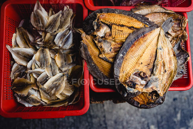 Китайский фастфуд выставлен на продажу на местном рынке ларьков на улице Гонконга — стоковое фото