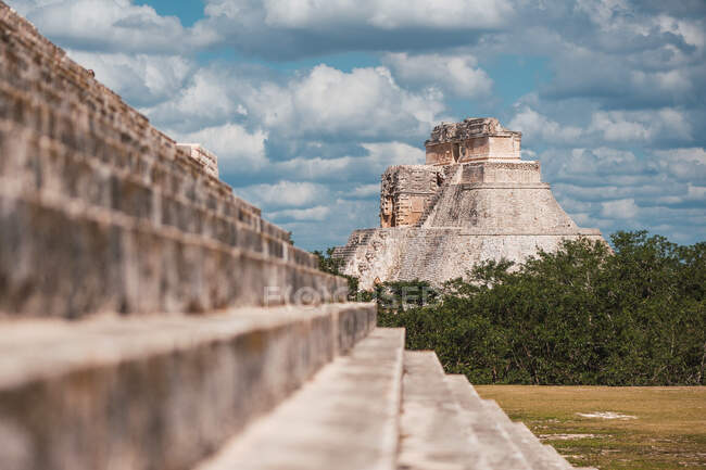 Exterior de degraus de pedra de El Castillo com vista para a pirâmide sob céu nublado em Chichen Itza — Fotografia de Stock