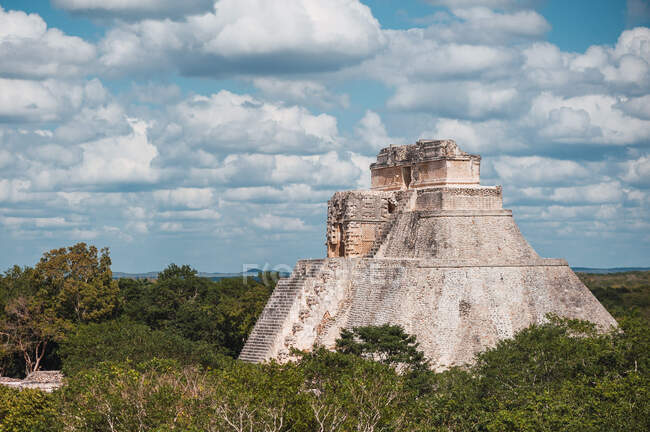 Exterior of stone steps of El Castillo with view of pyramid under cloudy sky in Chichen Itza — Stock Photo