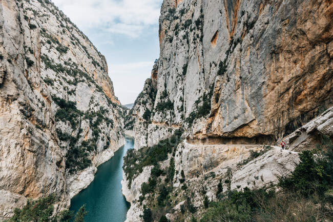 Spektakuläre Szenerie eines ruhigen schmalen Flusses mit grünem Wasser, das zwischen rauen Felswänden in der Montsec-Kette in Spanien fließt — Stockfoto
