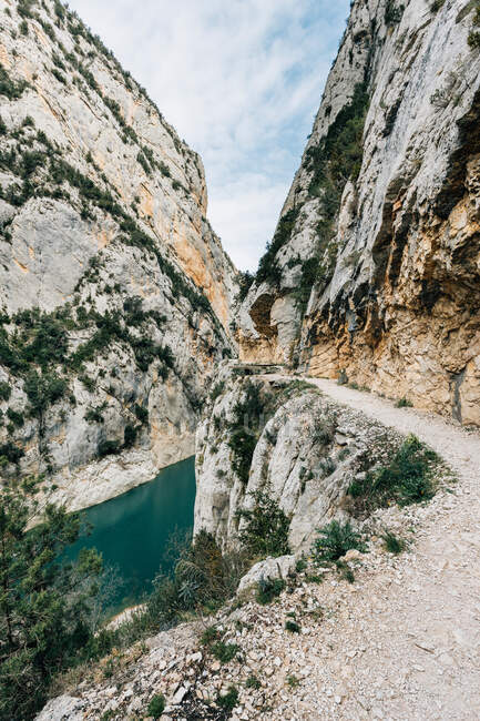 Cenário espetacular de calmo rio estreito com água verde fluindo entre falésias rochosas em Montsec Range, na Espanha — Fotografia de Stock