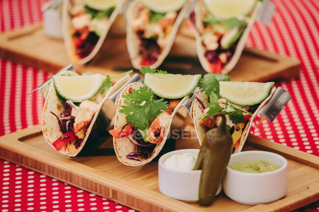 Tacos mexicanos tradicionales servidos en bandejas de madera - foto de stock