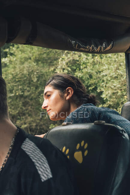 Viajando feminino sentado no automóvel e admirando vista maravilhosa do parque da vida selvagem — Fotografia de Stock