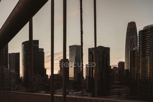 Vue depuis le pont de la baie de San Francisco et de la ville au lever du soleil, avec un ciel nuageux en arrière-plan — Photo de stock