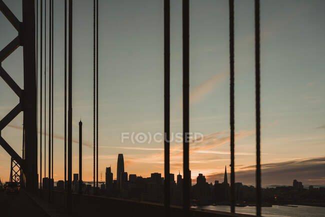 Vista dal ponte della baia e della città di San Francisco in calma mattinata durante l'alba con cielo nuvoloso sullo sfondo — Foto stock