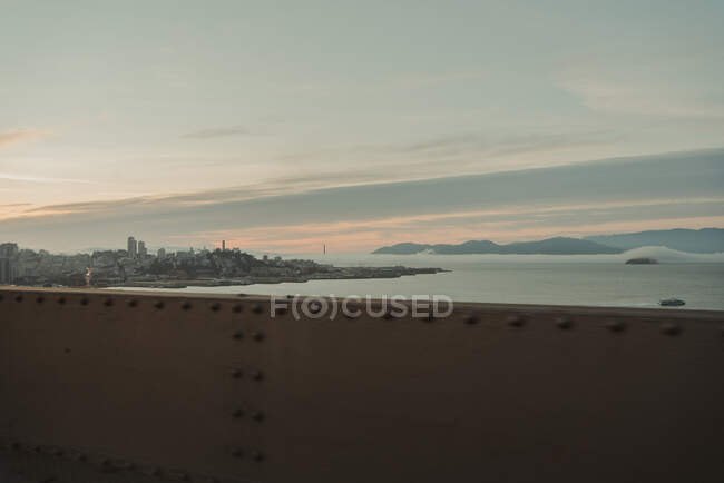 Vista da ponte da baía de São Francisco e da cidade em tempo calmo da manhã durante o nascer do sol com céu nublado no fundo — Fotografia de Stock