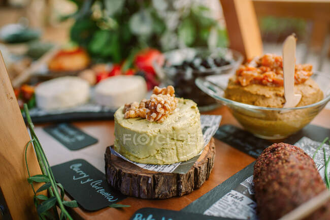 Pate saboroso decorado com caril colocado na mesa com vários pratos saborosos — Fotografia de Stock