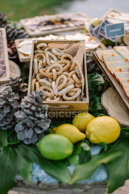 Вкусные бублики на столе с разнообразными закусками — стоковое фото