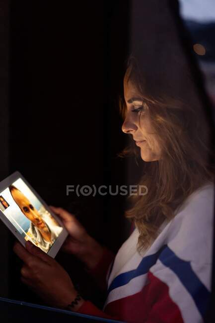 Paar unterhält sich per Tablet im Videochat — Stockfoto