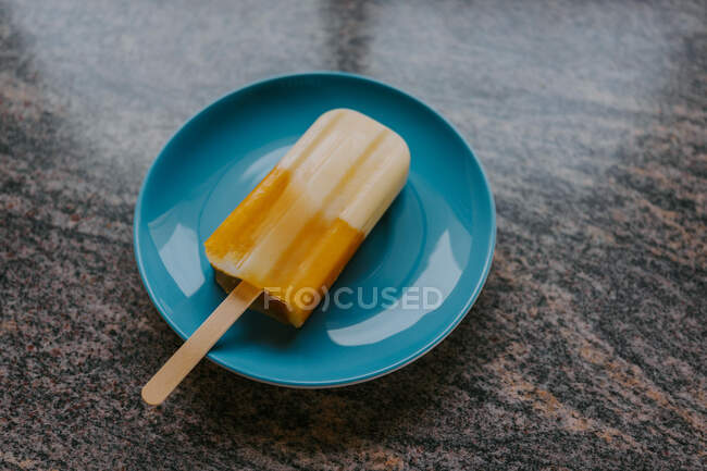 Vue de dessus de la délicieuse glace aux fruits placée sur la table — Photo de stock