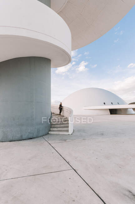 Visitante anônimo em pé na escada em espiral do edifício da torre de concreto no Centro Cultural Internacional Oscar Niemeyer, na Espanha — Fotografia de Stock