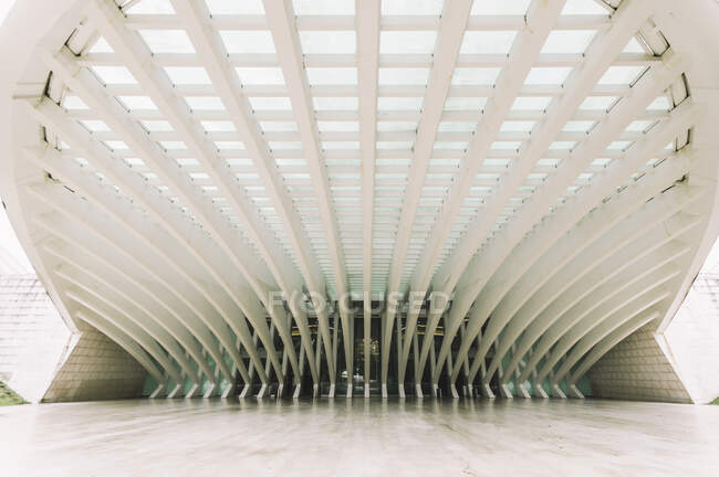 Современное здание конференц-центра Овьедо в форме кривой с футуристическим дизайном в Испании — стоковое фото
