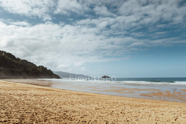 Pintoresca escena de playa, rocas y el océano - foto de stock