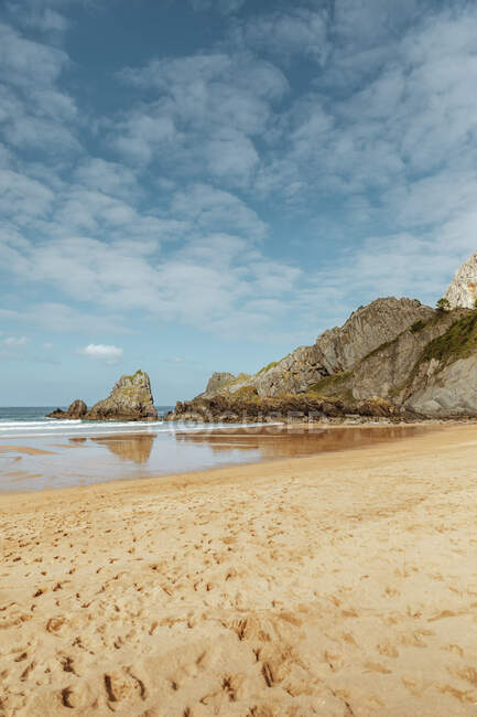 Pittoresca scena sulla spiaggia, rocce e oceano — Foto stock