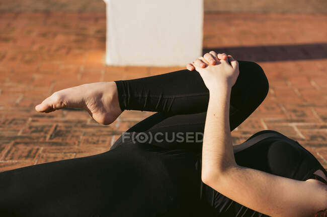 Жінка практикує лежачу йогу позу — стокове фото