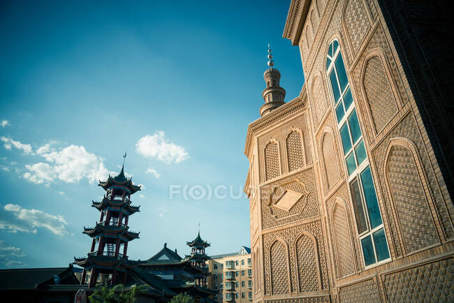 Facciata ornamentale del tempio musulmano sullo sfondo del cielo blu — Foto stock