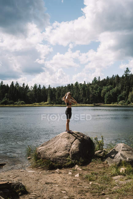 У похмурий день у Національному парку Ла - Маурічі (Квебек, Канада) на березі безтурботного каменю стоїть жінка - мандрівниця. — стокове фото