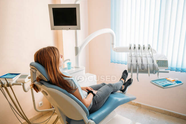 Paciente en la mesa del dentista - foto de stock