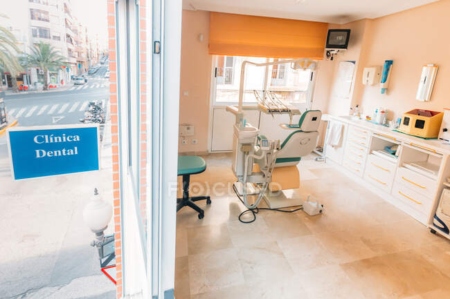 Вхід в сучасний кабінет стоматолога з сучасним професійним обладнанням у місцевій клініці — стокове фото