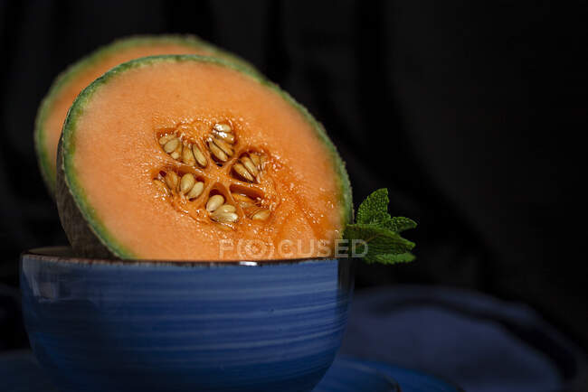 Frische Melone mit Minze auf dunklem Hintergrund. Veganes Ernährungskonzept: Gesunde Ernährung — Stockfoto