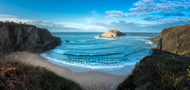 Panorama de tirar o fôlego da costa rochosa com área arenosa e penhasco no mar no dia ensolarado de verão — Fotografia de Stock
