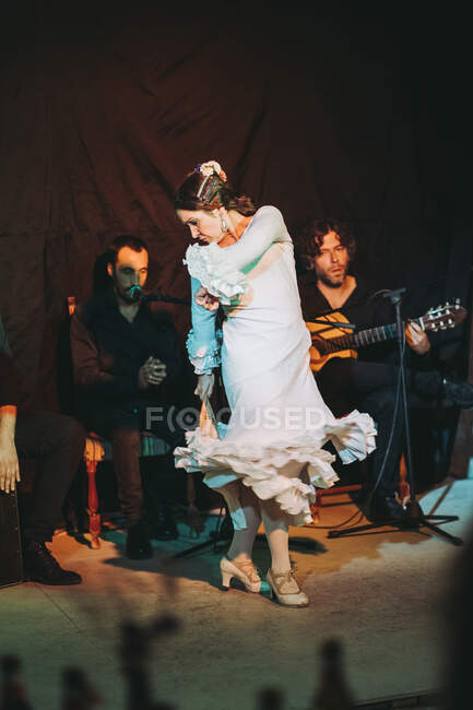 Трио испаноязычных артистов, дающих представление фламенко на театральной сцене — стоковое фото