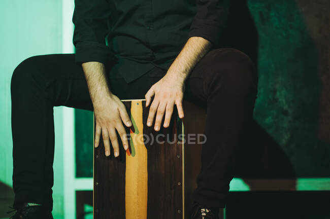 Crop man playing cajon and clapping on stage — Foto stock