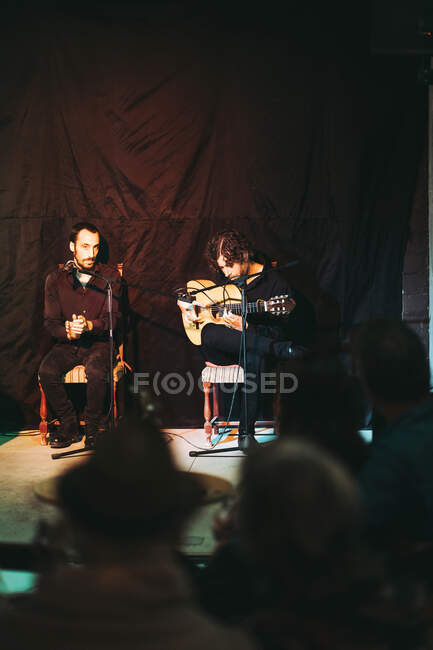 Groupe d'artistes hispaniques chantant la chanson flamenco et jouant de la guitare — Photo de stock