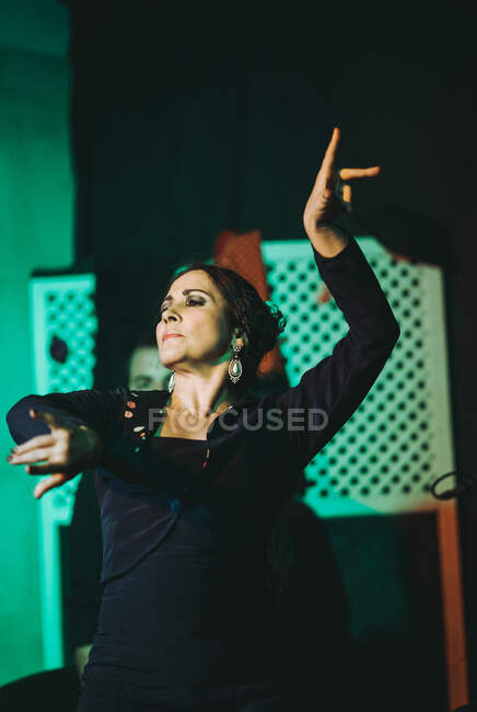 Hispanische Flamenco-Tänzerin auf Theaterbühne — Stockfoto