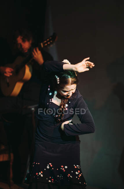 Artisti ispanici che danno spettacolo di flamenco sul palco del teatro — Foto stock
