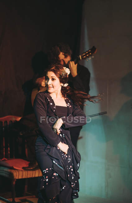 Artistes hispaniques donnant une performance flamenco sur scène de théâtre — Photo de stock