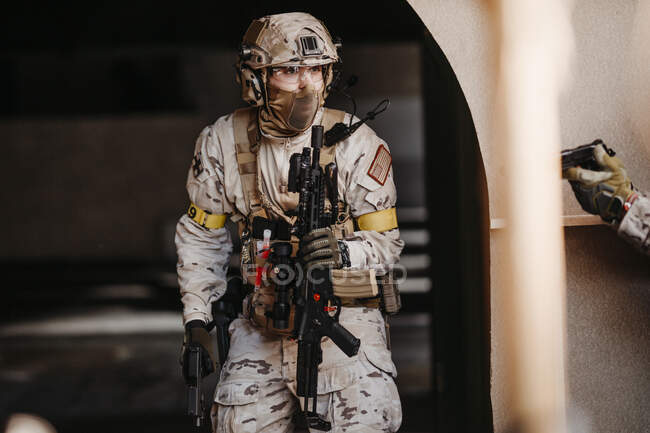 Soldat visant pistolet airsoft pendant le jeu tactique — Photo de stock