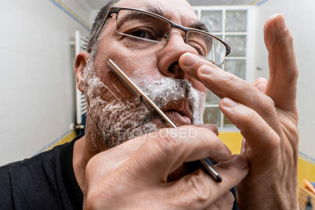 Bärtiger rasiert sich mit Rasiermesser — Stockfoto